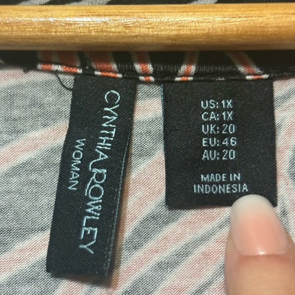 CYNTHIA ROWLEY Floral Flowy Short Sleeve Top - Picture 4 of 5